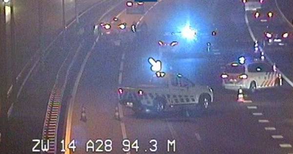 Ambulancechauffeur Berry veroorzaakt onbedoeld kettingbotsing A28 door lekke band.