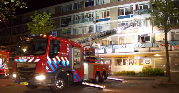 #Brandweer redt vier volwassenen en kind uit woning na keukenbrand aan de #Pliniusstraat in #Lombardijen Rotterdam.