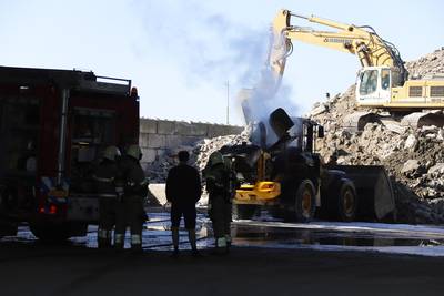 Graafmachine vliegt in brand bij bedrijf in Wanroij