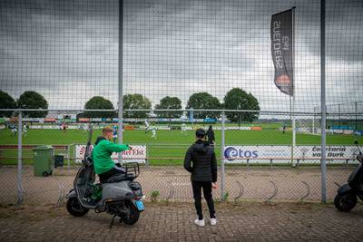 Betuwe en corona: moeders gaan gewoon het voetbalveld op en mondkapjes ‘pas als ze boetes gaan uitde