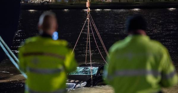 Pas uren later vertelde hij de politie dat er nog een persoon in de auto zat..