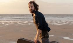 Singer-songwriter Jasper Erkens (27) verkiest de laatste uren van de dag: “Ik blijf op tot ik stikkapot ben, dan ben ik het creatiefst”
