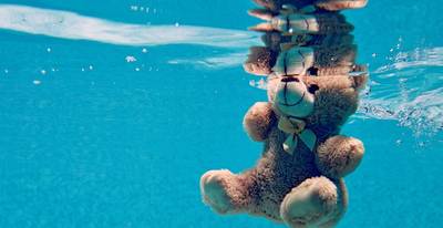 Moeder belandt in nachtmerrie en ziet dochtertje (2) op bodem zwembad liggen