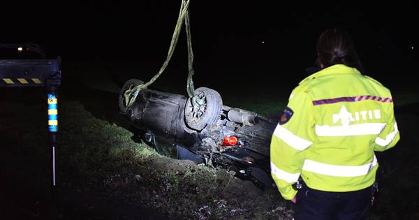 Auto op kop in sloot in Den Ham, bestuurder met schrik vrij - Tubantia