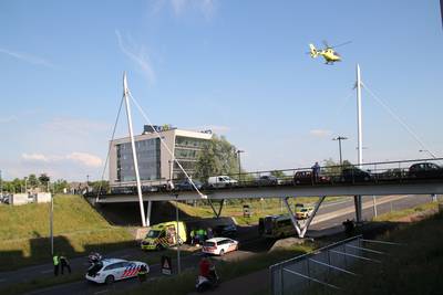 Man gewond na val van brug in Ede