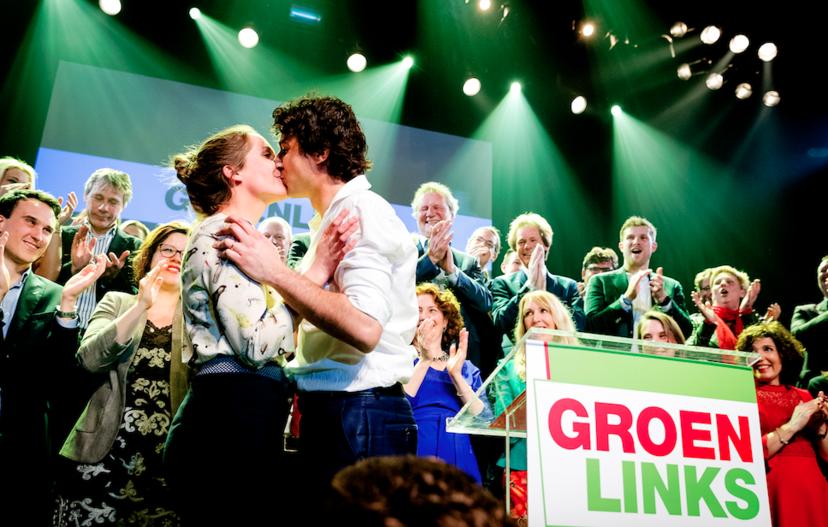 Gemist: Jesse Klaver viert overwinning GroenLinks met een passionele kus