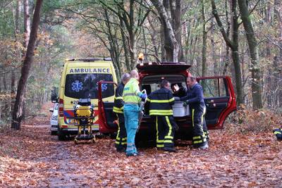 Mountainbiker komt ten val middenin bos, per ambulance naar ziekenhuis