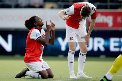 Feyenoorder Malacia emotioneel na fraaie treffer: ‘Deze goal was voor mijn opa’