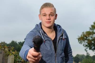 Powned-verslaggever Dennis Schouten woedend: Van verslaggevers blijf je af