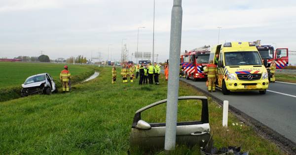 Auto over de kop bij knooppunt Valburg, bestuurder gewond