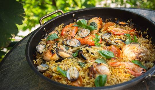 Ideaal voor een groot gezelschap: paella op de BBQ