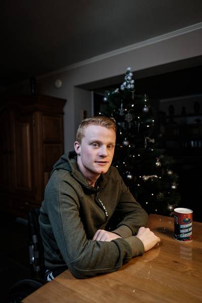 Carsten (21) knokt zich terug na fatale val op trampoline: 'Met mijn onderlichaam kan ik niets meer'