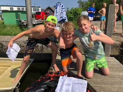 Spelende jongens brengen gestolen ara terug bij dierentuin: vogel zat 12 uur in dichte tas