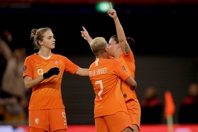 Oranje heeft EK-ticket bijna binnen na winst op Slovenië