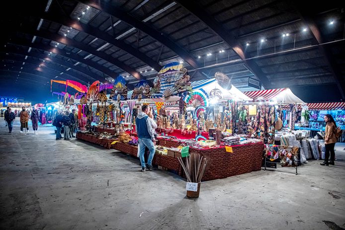 De Pasar Malam in de IJsselhallen kon dit weekeinde weer doorgaan, breed opgezet met ruim zes meter brede gangpaden tussen de kramen.