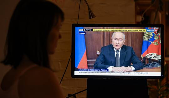 Een dag Russische en Oekraïense tv kijken: zo verschillend ziet dezelfde oorlog eruit aan beide kanten van het front