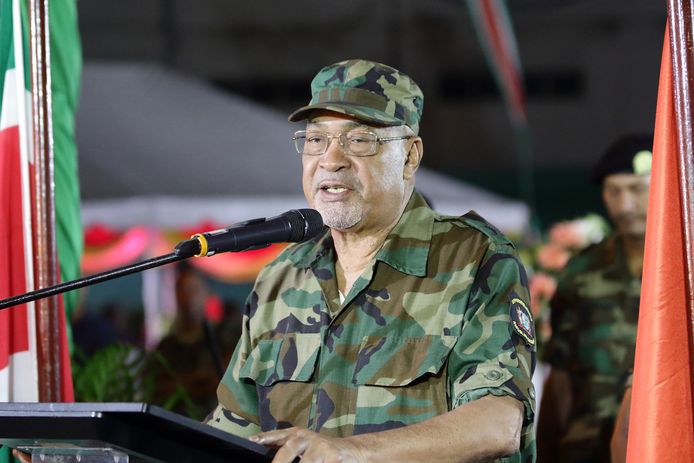 Desi Bouterse spreekt partijgenoten in februari toe tijdens de herdenking van zijn militaire coup.