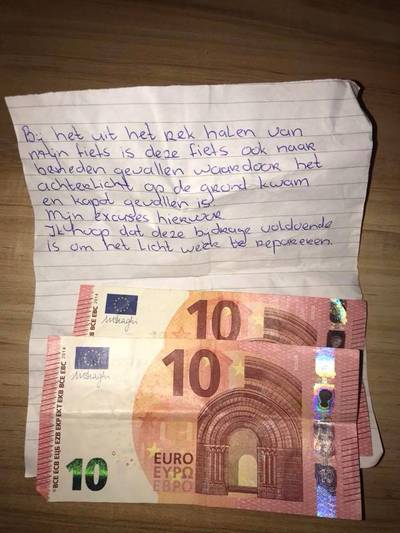 Dit bijzondere excuusbriefje vond studente Elina bij haar fiets
