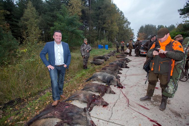 Burgemeester Dalemans poseerde na de drijfjacht van vorige maand voor deze foto. Iets wat bij enkele mensen in het verkeerde keelgat schoot.