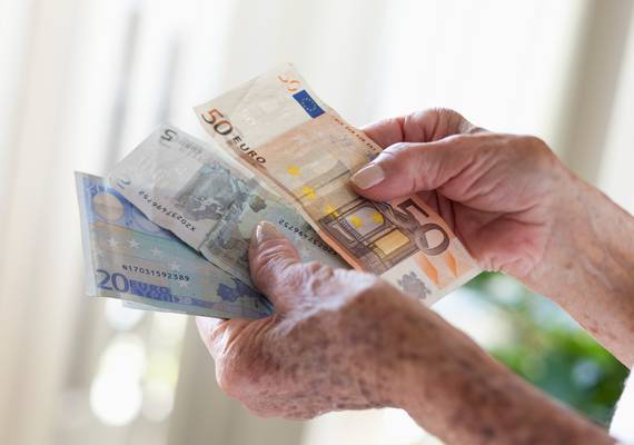 Het geldgeheim van Carla (59): “Ik betaal stiekem de studie van mijn kleindochter; haar ouders zouden dit zien als verraad”