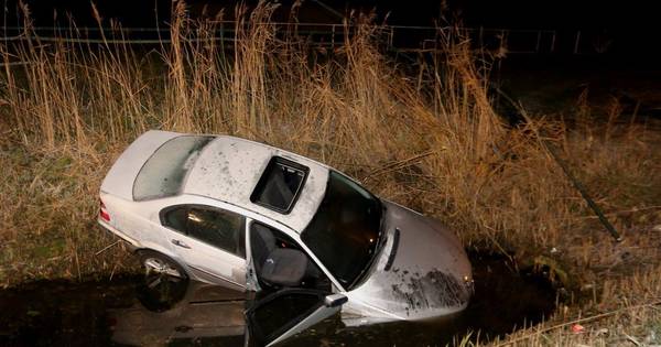 Automobilist onder invloed van drank en drugs raakt van de weg, ramt hek en belandt in de sloot bij 