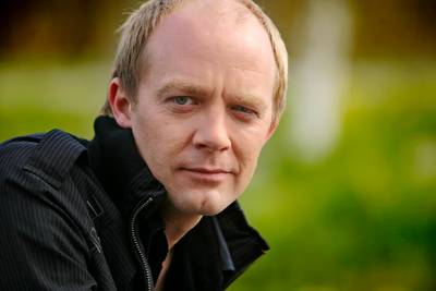 Medium Derek Ogilvie geeft show in Goor