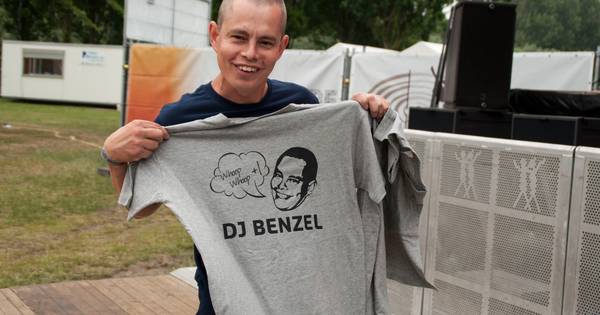 Speciaal T-shirt van fans voor DJ Benzel bij Mill at the Park - De Gelderlander