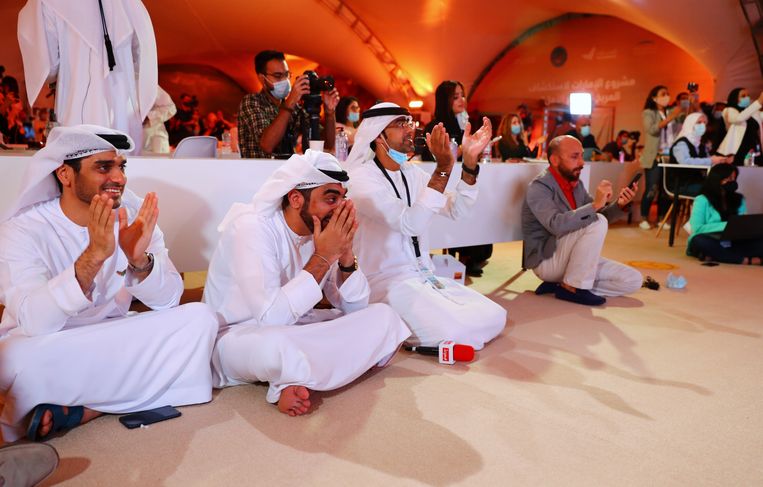 Mensen kijken naar een livestream van de lancering in het Mohammed bin Rashid Space Centre in Dubai.