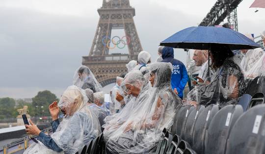Lange wachtrijen voor openingsceremonie door extra veiligheidsmaatregelen, ook regen boven Parijs