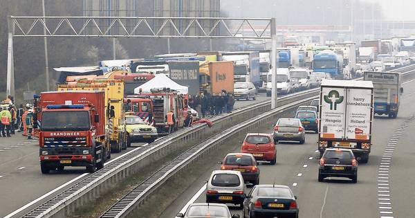 Kettingbotsing met vijf auto's op A73 bij Haps, weg deels dicht - BD.nl