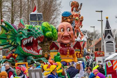 Toch optocht vol theater in Lepelstraat