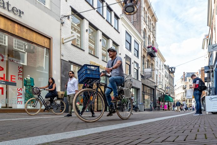 Fietsen in de Hoogstraat. Dit mag vanaf dit najaar niet meer.