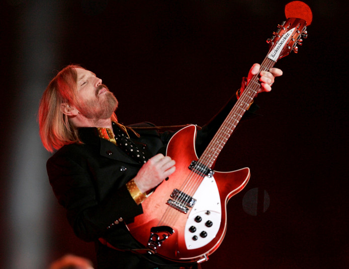Tom Petty tijdens een optreden met zijn band 'The Heartbreakers' tijdens de rust van de Super Bowl XLII in Glendale, Arizona op 3 februari 2008.