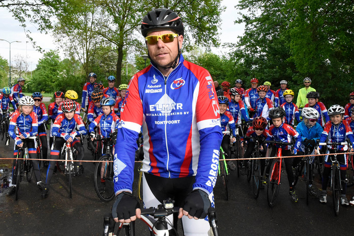 WTC-voorzitter Jan van Leeuwen voor een groep renners op de gevaarlijke plek.  Hier moet een brug komen.