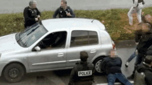 Beelden tonen arrestatie van man die vanuit auto op voorbijgangers schiet in Frankrijk: één dode, meisje (12) “door acht kogels geraakt”