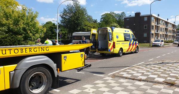 Slachtoffer overleden na frontale botsing tussen auto en vrachtwagen in Rossum.