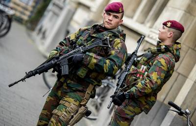 Militairen houden man met bijl tegen in Antwerpse winkelstraat