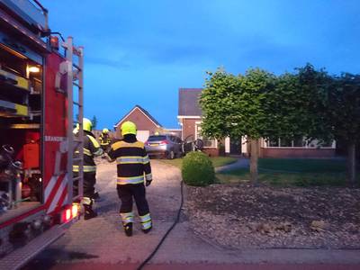 Auto knalt tegen woning en vliegt in brand in Boven-Leeuwen