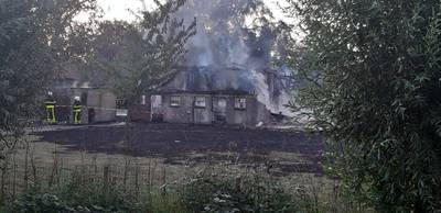 Grote schuur tot aan de grond toe afgebrand in Langeweg