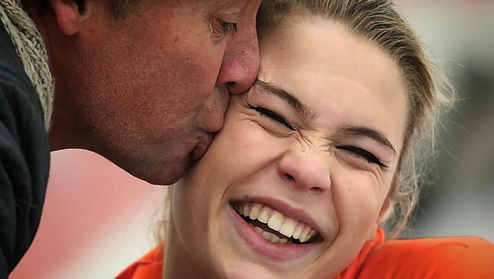 Vader Fluistert Gevallen Dochter In Jutta Je Bent Wereldkampioen Westland Ad Nl