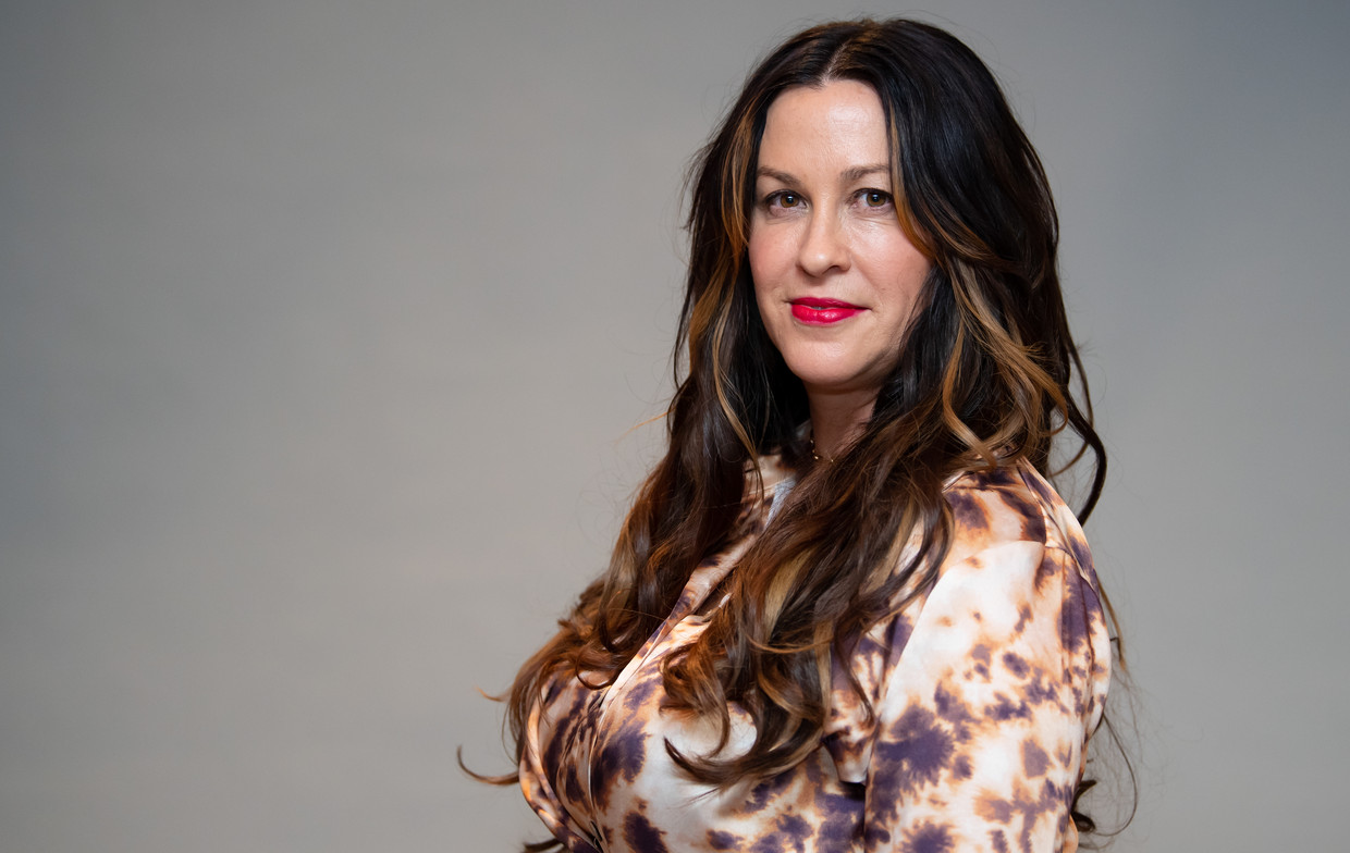 Alanis Morissette ‘Ik heb sombere gedachten, maar giechel nog steeds