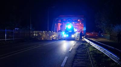 Motorrijder na botsing 40 meter meegesleept onder auto