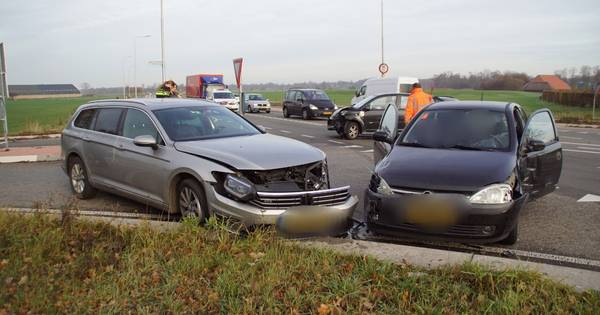 Drie auto's raken zwaar beschadigd bij botsing in Etten