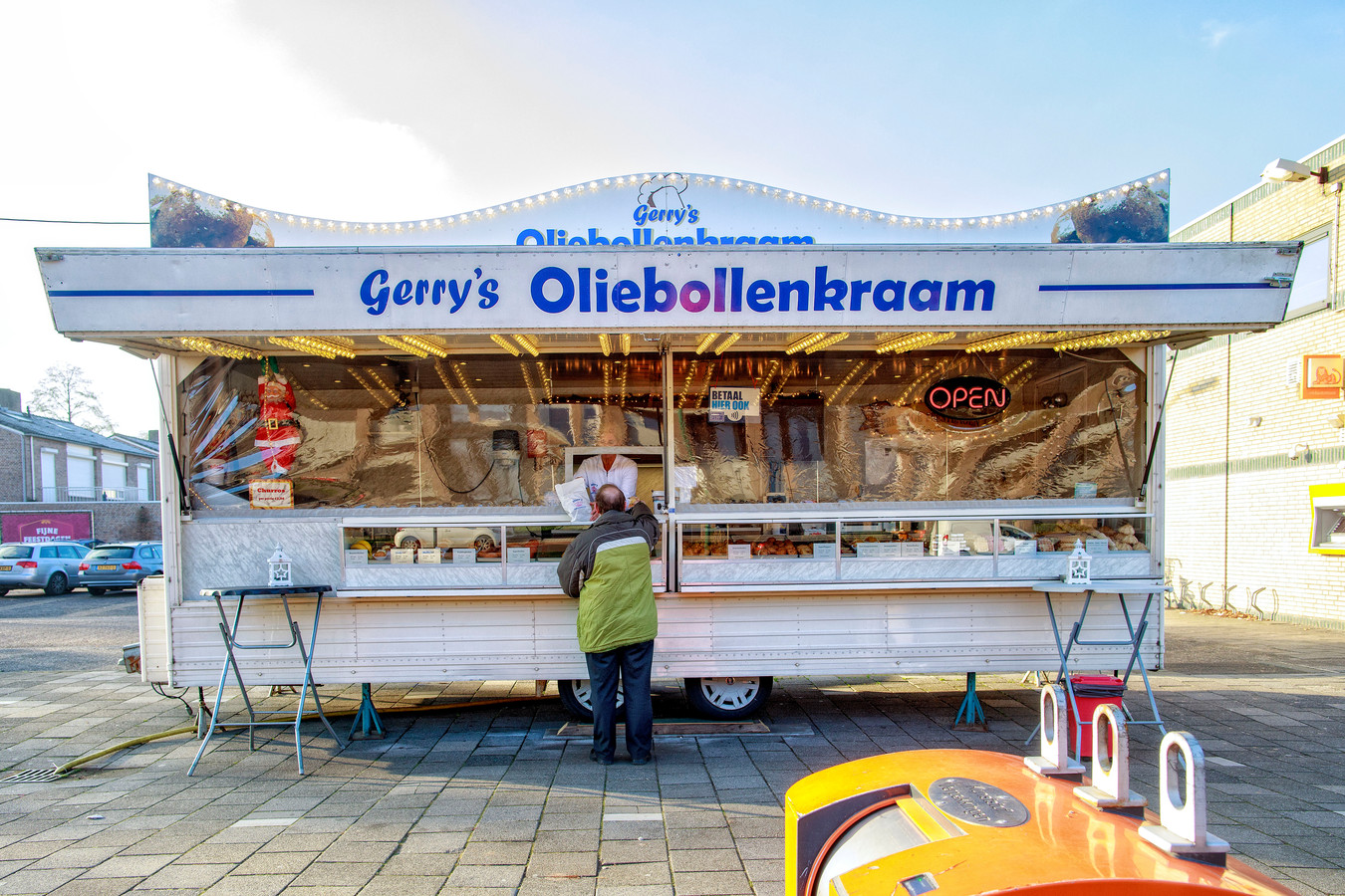 Ode aan de oliebollenkraam Fotograaf Dolph Cantrijn toont nostalgie met een houdbaarheidsdatum