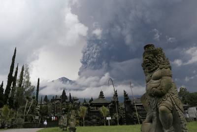 Vulkaan op Bali spuwt zes kilometer de hoogte in