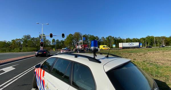 Twee gewonden bij ongeluk N35 bij Nijverdal, weg richting Hengelo dicht.