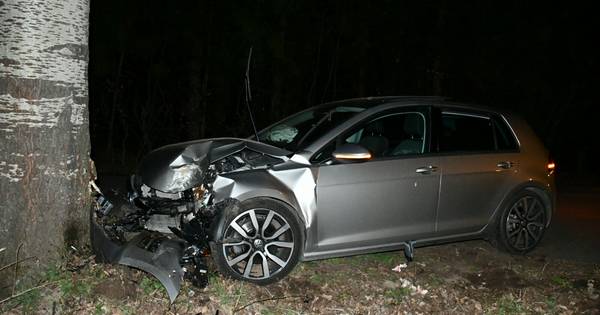 Automobilist gewond door botsing op boom bij Heukelom