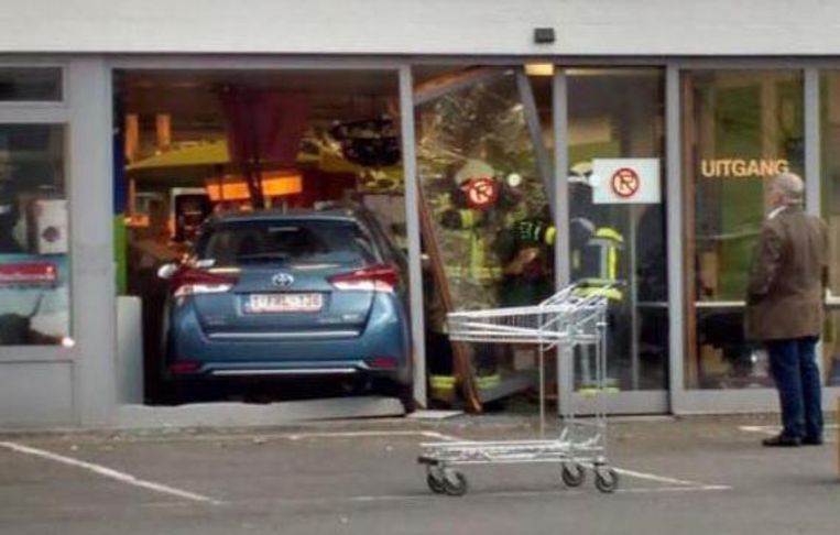 Van Pedaal Vergist Vijftiger Rijdt Tuincentrum Aveve Binnen