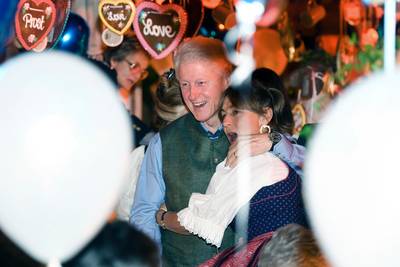 Clintons brengen verrassingsbezoek aan Oktoberfest