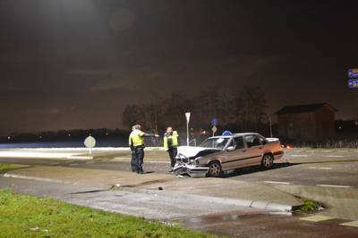 Auto belandt in de sloot na botsing in Horssen